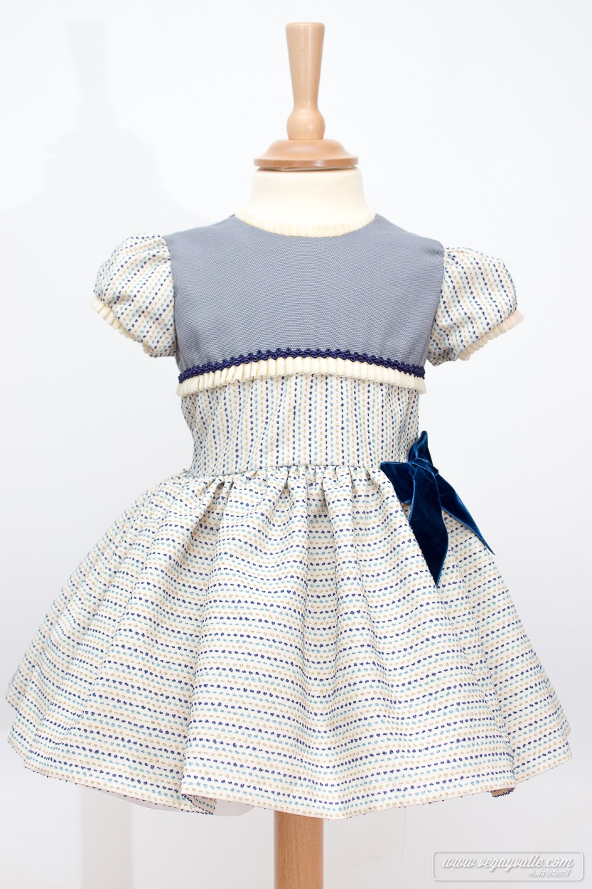 Vestido para niña · Modelo Nenufar · Vega y Valle-1 Vestido para niña · Modelo Nenufar · Vega y Valle