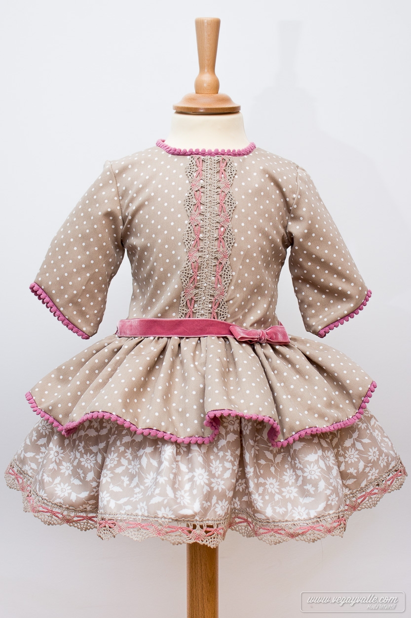 Vestido para niña · Modelo Sofia Vuelo · Vega y Valle-1 Modelo Sofía Vuelo - Imagen 1