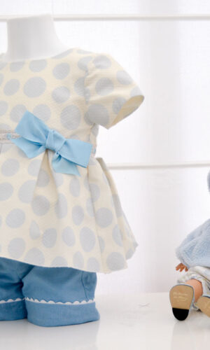 Conjunto para niña compuesto de casaca y pantalón corto en tonos azules