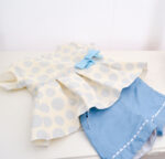 Conjunto para niña compuesto de casaca y pantalón corto en tonos azules