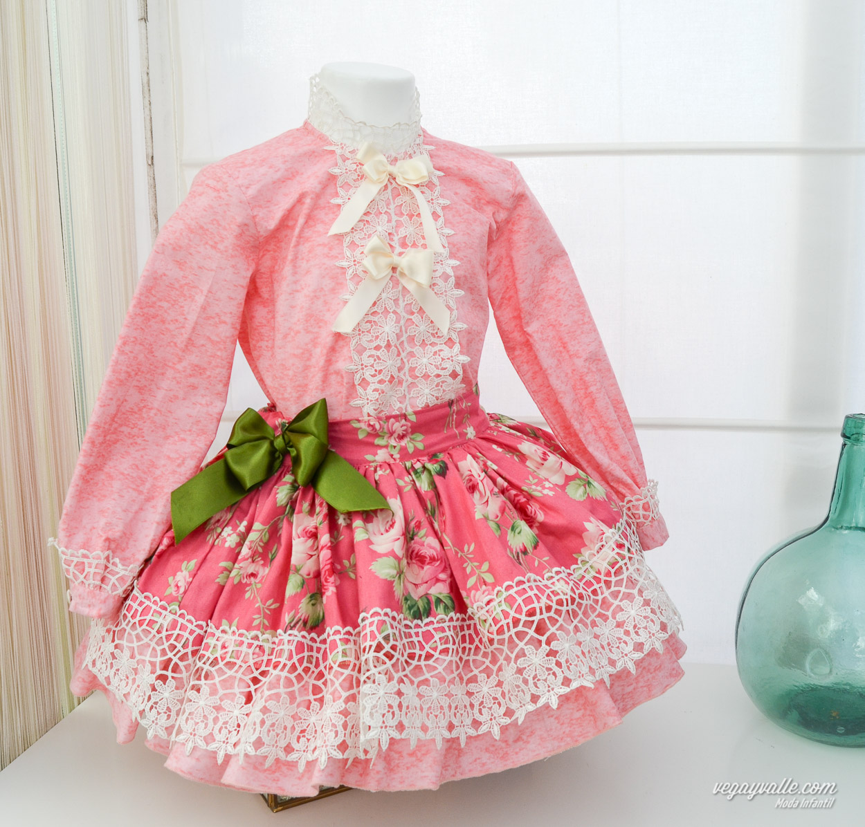 conjuto-de-falda-y-camisa-para-nina-modelo-rosa Cojunto de falda y camisa para niña · modelo Rosa - Imagen 1