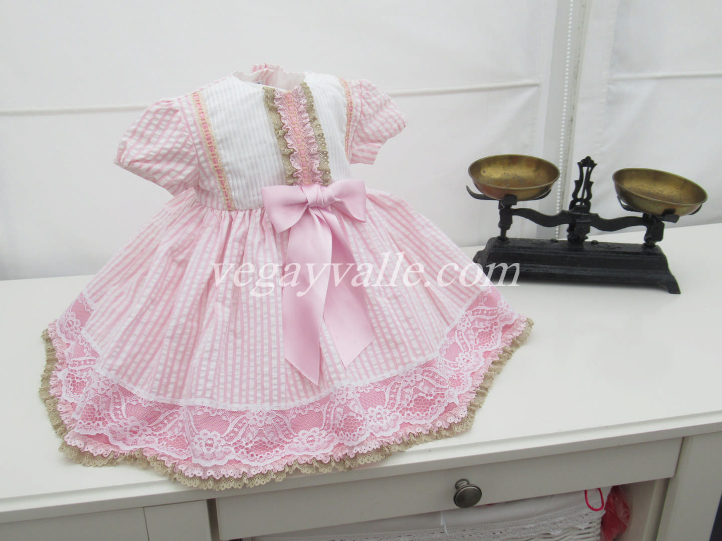 Vestido Noa de Vega y Valle, en tonos rosa y blanco